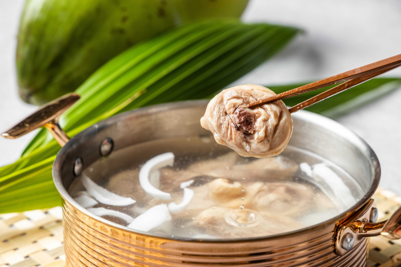 在寒冬裡，來一碗口感獨特、美味的椰子雞湯，簡直是人生一大樂事！