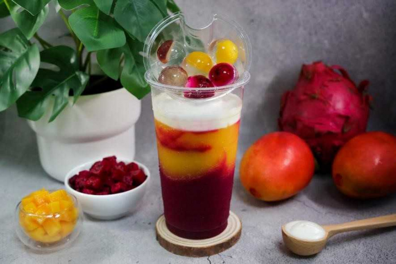 獨家配方水果晶球搭配純果果汁的「純白果果」，將搶攻新莊手搖飲一級戰區。