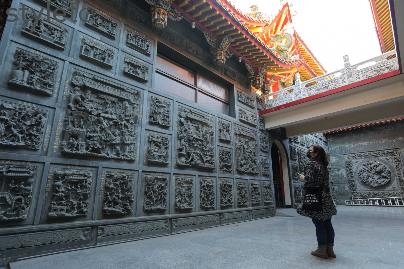 慶安宮後殿有寫實的地獄系列石雕，雕工精細、作品大器。（圖／林士傑攝）