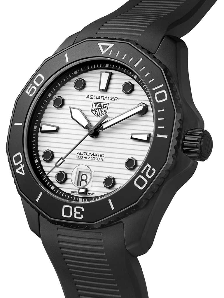 TAG Heuer「Aquaracer Nightdiver夜潛者」Professional 300米自動腕錶╱109,400元。（圖╱TAG Heuer提供）