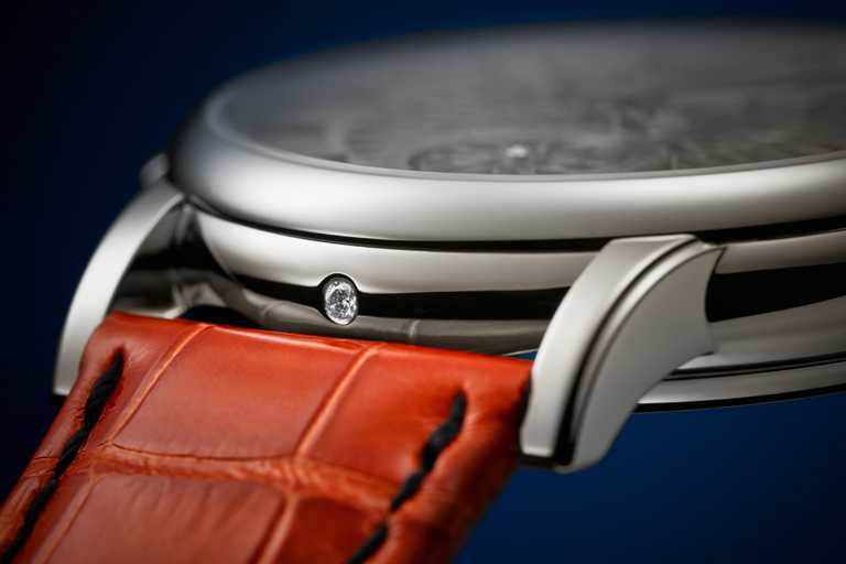 鉑金拋光錶殼，搭配亮麗橙色鱷魚皮錶帶，與黑色縫線形成鮮明對比。（圖╱PATEK PHILIPPE提供）