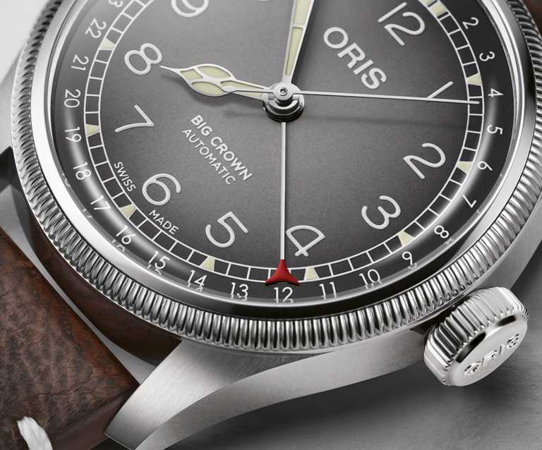 ORIS「Big Crown」x Cervo Volante聯名腕錶，岩石灰錶盤款，指針與刻度使用Super-LumiNova塗層。（圖╱ORIS提供）