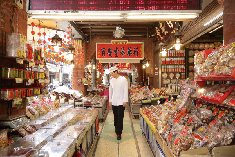 由管家帶領走訪曾經是台灣最繁華的集貨所在，如今搖身一變進駐了許多特色店家的大稻埕街區。