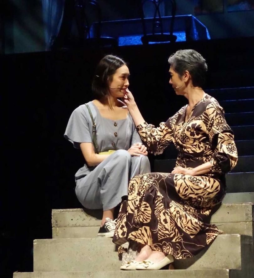 劉樸（左）在全民大劇團《倒垃圾》中與資深演員賴佩霞有一段近似母女的情誼。（圖／全民大劇團提供）