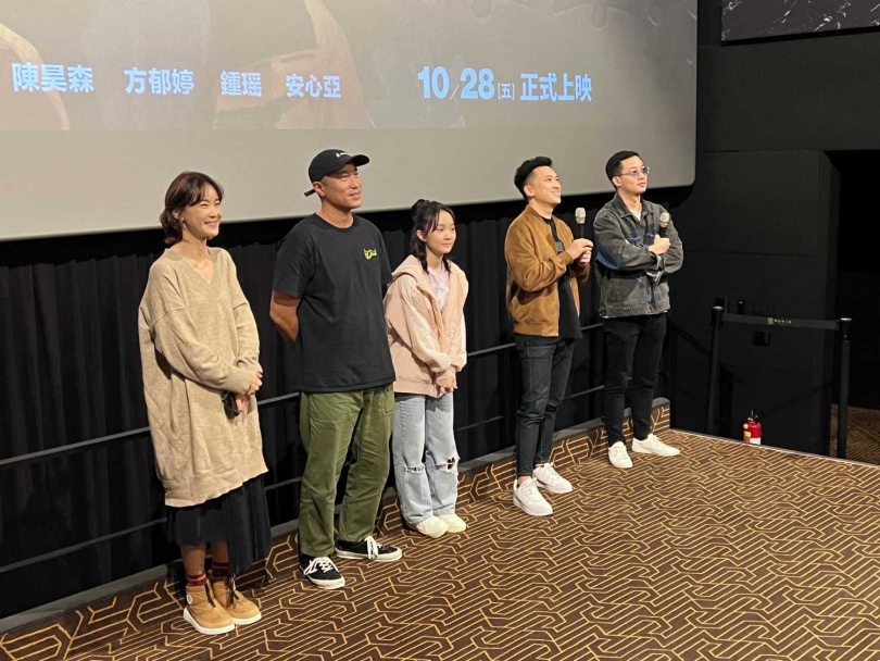 《罪後真相》飾演一家人的張孝全(左二)、鍾瑶(左一)、方郁婷(中)與導演(右二)出席映後。（圖／威視提供）
