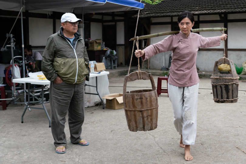 導演李岳峰（左）親自指導安心亞（右）如何挑水。（圖／公視、禾豐製作提供）