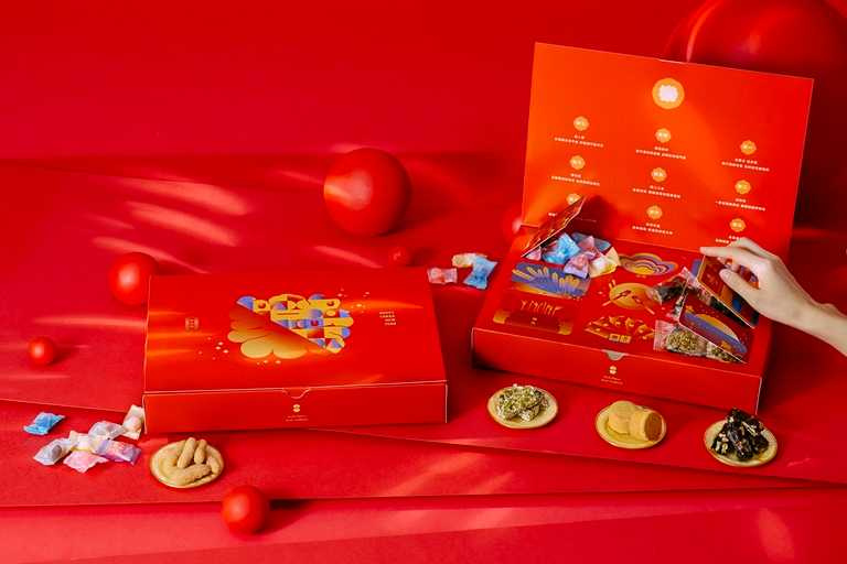 「春趣饗樂禮盒」每逢春節，大紅色更是春節不可或缺的代表色，舊振南藉由春節的代表圖飾與色彩，將傳統習俗及祝福埋藏在禮盒設計中。