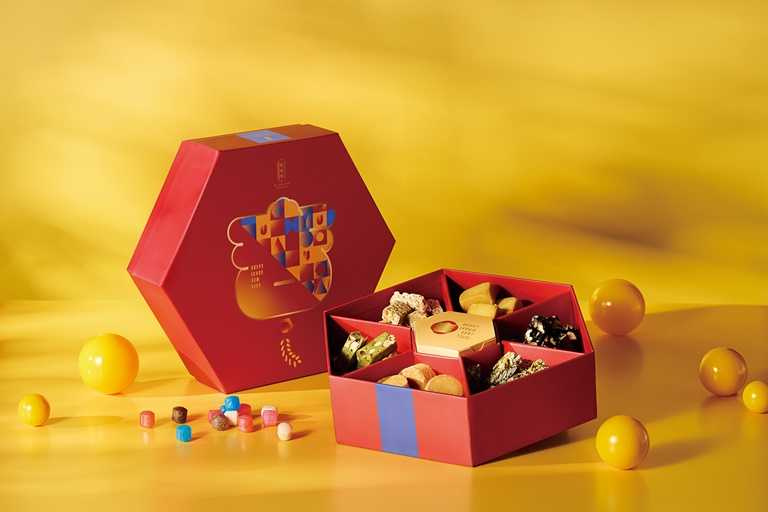 「吉好運禮盒」禮盒視覺將「吉」字作為年味十足的爆竹圖樣，外盒也以「六」角形設計，象徵財「祿」滾滾。  