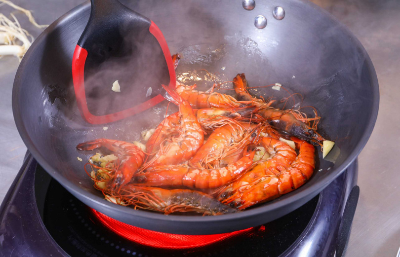 再下蝦子炒至八分熟先起鍋。（圖／趙文彬攝）