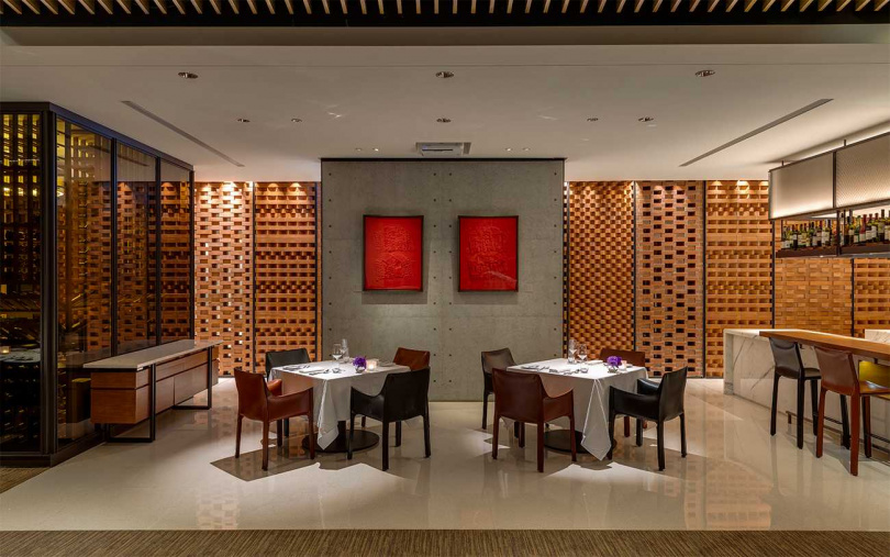 In Between之間餐廳以磚牆工藝與清水模牆面展現視覺層次與人文質感。