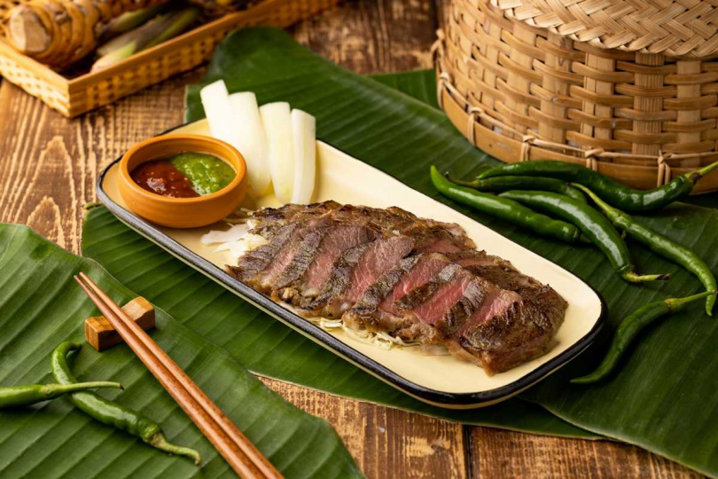 「泰式香料烤牛肉」採用精選牛肩小排，塗上以泰式黃金比例製成的香料醬，呈現出柔嫩又帶點嚼勁口感。