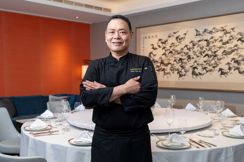 有近40年粵菜功底的國賓大飯店行政總主廚林建龍，對於選材與料理細節十分注重。（圖／焦正德攝）