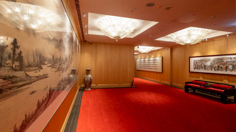 國賓中餐廳藏身於富邦遼寧大樓2樓，1樓為開車族特設VIP通道，以藝術品營造出曾經的飯店風貌。（圖／焦正德攝）