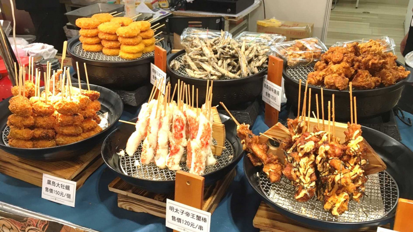 青森海鮮食堂的現炸海鮮串、可樂餅、廣島大牡蠣、明太子帝王蟹棒