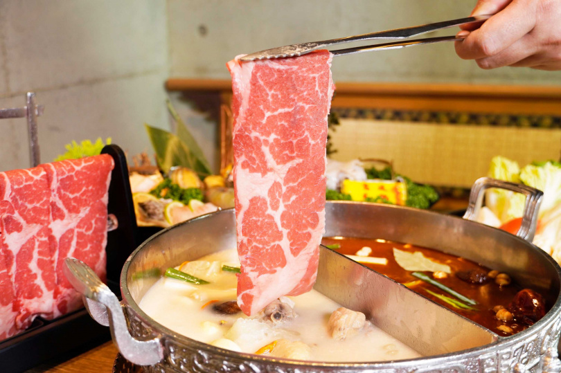 花膠干貝老火湯加入肉片涮煮，風味層層堆疊，更是豐富(圖／品牌提供）