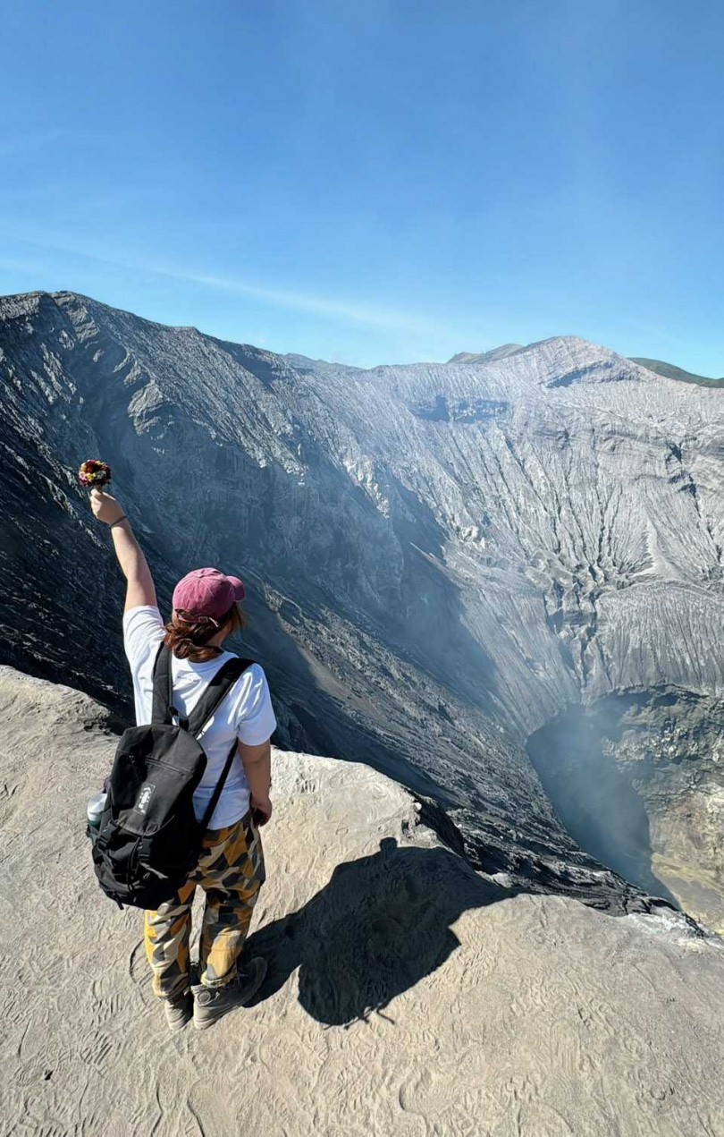 旅人許願後會模仿騰格爾族習俗將花束丟下火山口，以表示送上祭品。（圖／魏妤靜攝）