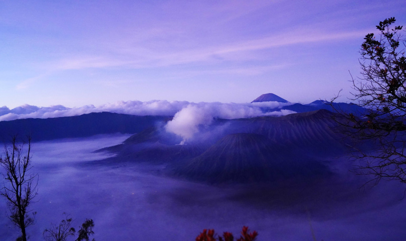 記者於5月中前往拍攝布羅莫火山日出，幸運瞧見天色未明之際雲海環繞火山的美景。（圖／魏妤靜攝）