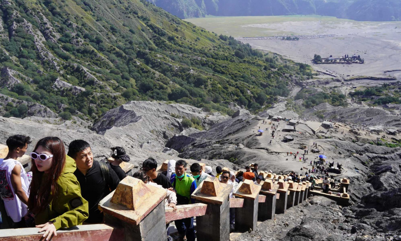 從布羅莫火山腳下要前往火山口，上下各僅有一路階梯可走。（圖／魏妤靜攝）