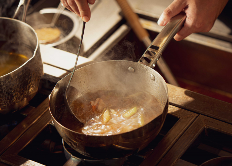 帝王蟹泡飯精髓在於以龍蝦殼炒製熬湯。（圖／饗 A Joy）