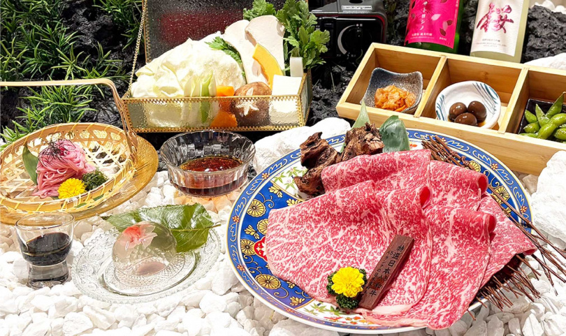即日起至4/30,消費「A5小田和牛春季午間套餐」再贈玫瑰豚肉片一份。(790元,圖/筑前屋提供)