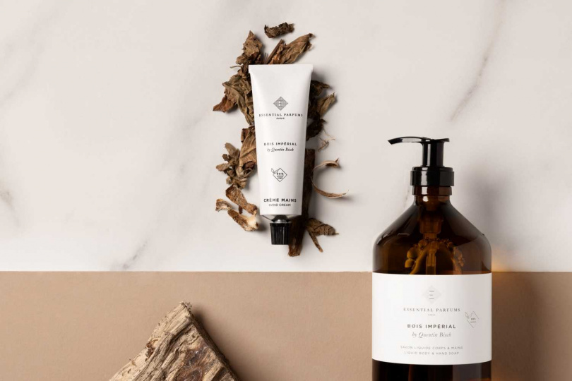 Essential Parfums身體保養系列,帝國之木護手霜、帝國之木潔膚露。潔膚露(500ml / 1,150元)與護手霜(50ml / 800元)(圖/品牌提供)