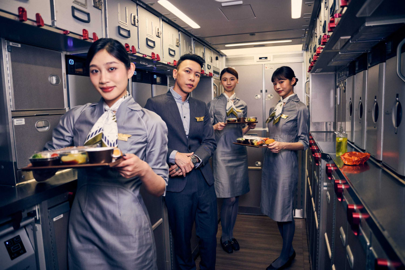 小春在MV中扮空服員。（圖／本色音樂提供）