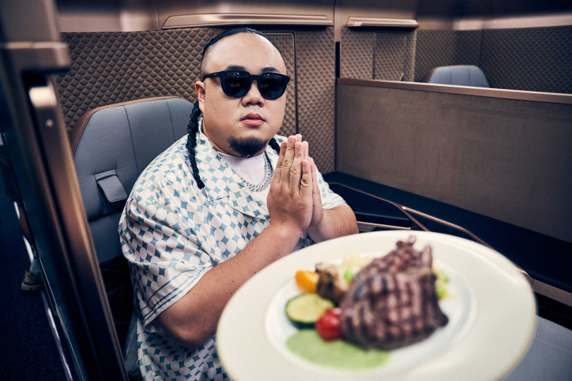 大淵爽當商務艙旅客。（圖／本色音樂提供） 