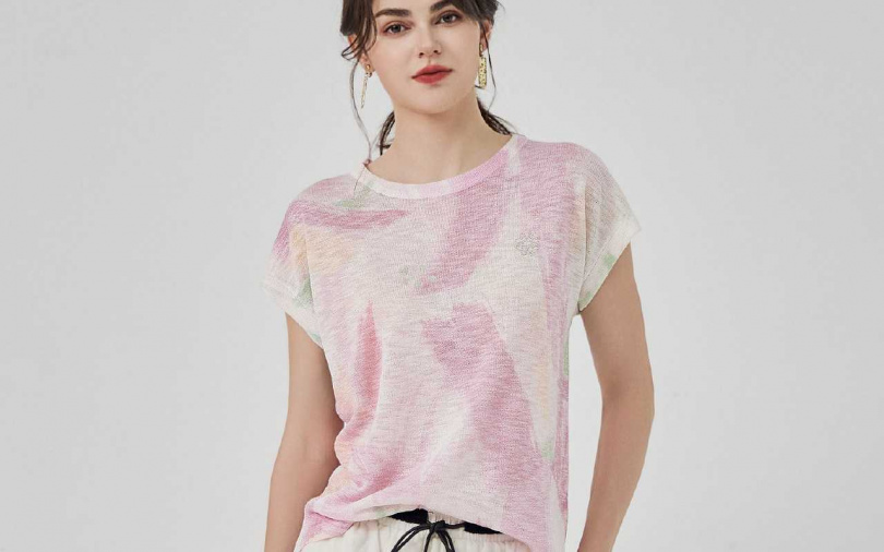 「霧光花影冰沁上衣」質感輕盈、吸濕散熱快，且快乾好打理。（圖片提供／SiOHER熹歐禾官方）