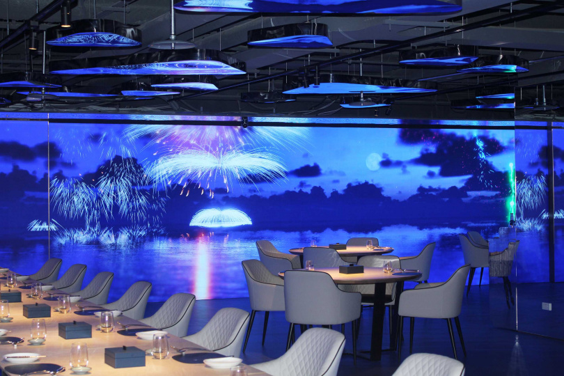 eoi安排於8月30日當晚同步轉播大稻埕七夕煙火，讓賓客不必身處擁擠人潮，也能在餐桌前盡情欣賞繽紛花火。（圖／eoi提供）