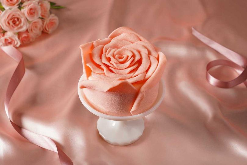 即日起至8/31，購買「玫瑰夕語」手工造型蛋糕套組（含3.5吋玫瑰蛋糕＋精美時尚提袋＋質感不鏽鋼餐具組）優惠價999元 （原價1228元）。（圖／BAC提供）