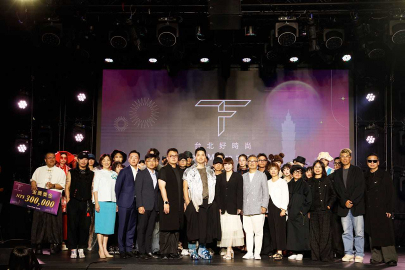 臺北市市長蔣萬安與與會貴賓、參賽設計師與模特兒合影（圖／品牌提供）