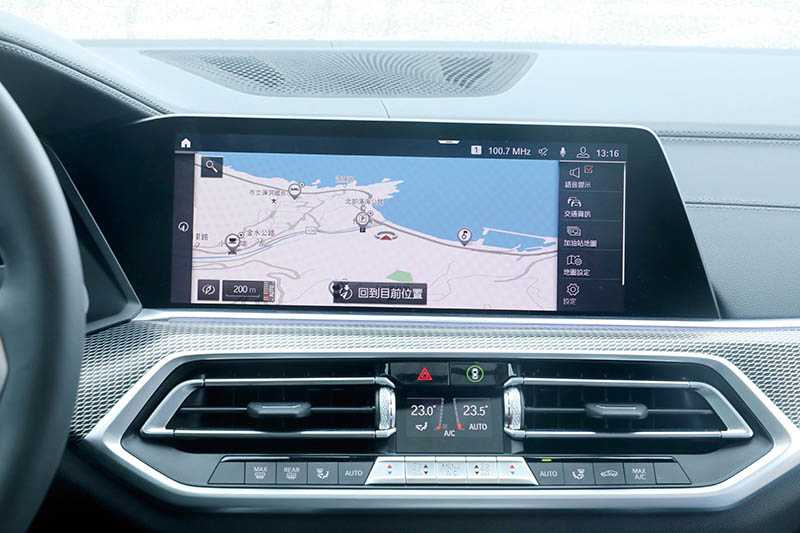   中控搭載12.3吋觸控螢幕，除車機本身的功能，還可無線連接Apple CarPlaym（圖／王永泰攝）  