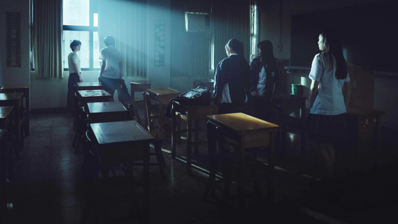 嚴正嵐片中發現學生玩起禁忌招靈遊戲「⿁牽⼿」。（圖／網銀國際影視）