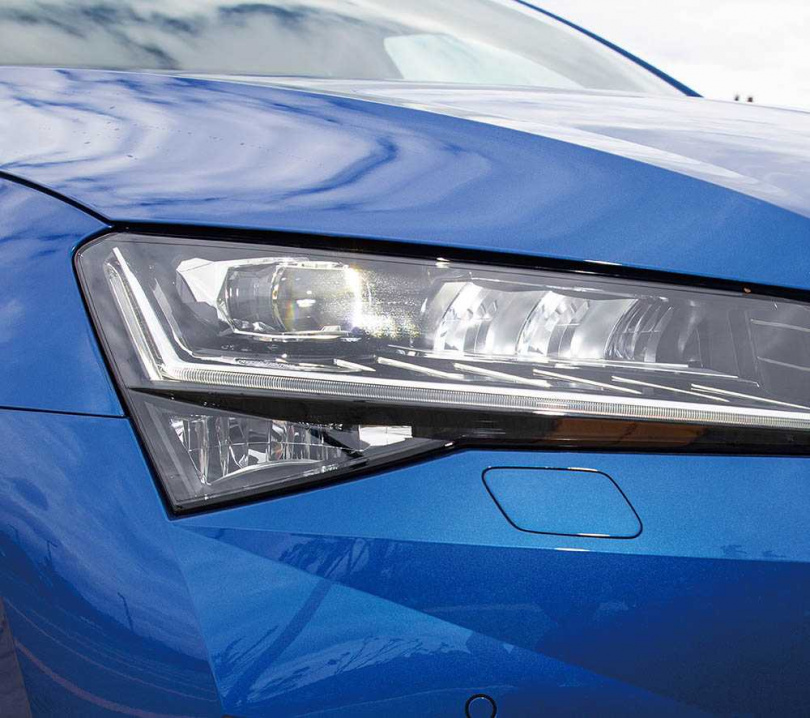 SportPlus車型標配Matrix LED智慧複眼頭燈，是極少出現在200萬元以下車型的安全科技。（圖／黃耀徵攝）