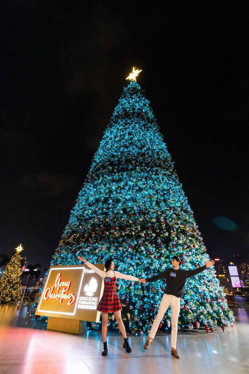 首次在中環西九文化區出現的聖誕樹，隨著音樂不斷變換燈光色彩。（圖/香港旅遊發展局提供）