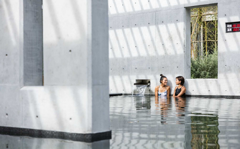 溫泉泡湯區運用了大量清水模設計進行空間區隔。