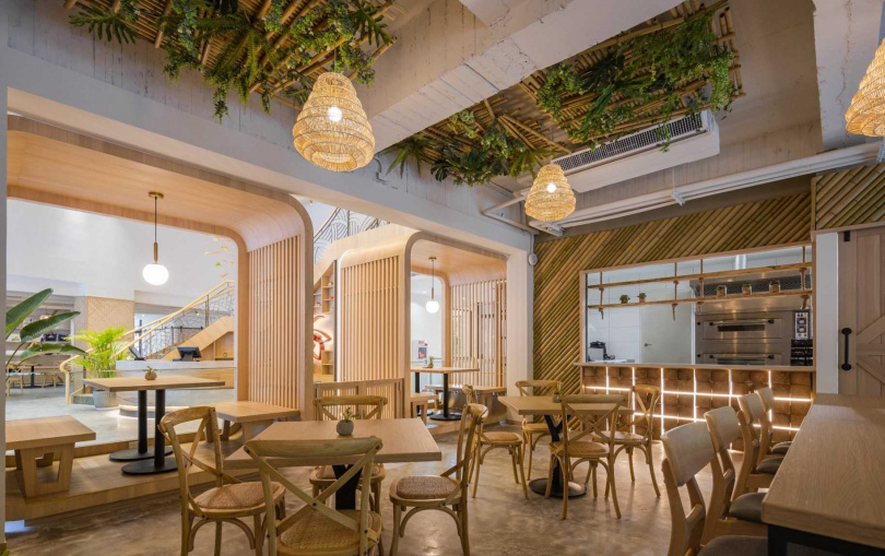 尋星廚房運用台東延平鄉的竹飾進行空間設計，並保留原始毛坯的天花板。