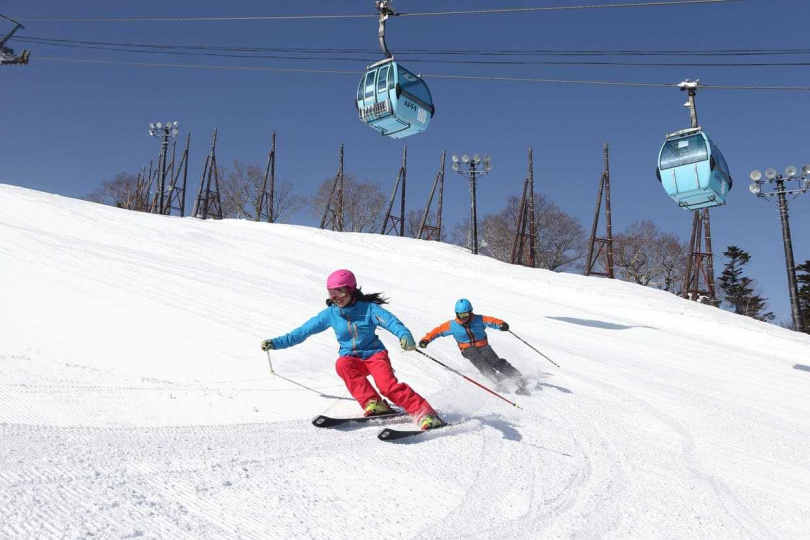 雄獅熱門滑雪行程已超過600人預訂，農曆新年假期也有旅客詢問。（圖／雄獅旅遊提供）