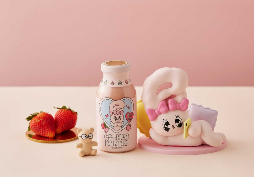 Esther Bunny 草莓牛奶經典造型，可愛大耳朵上繫著粉紅色蝴蝶結（圖片/SUNFRIEND MOUTH提供）