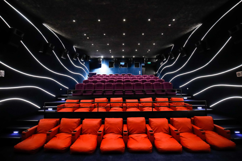 「Reel TWO 2廳」兩旁採流線形視覺設計、共規劃64席座位，除了常態影展電影放映，還可作為講座場地。（圖／林士傑攝）