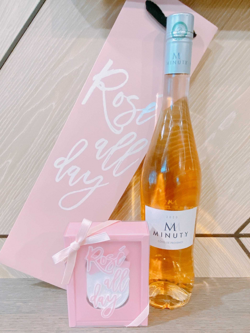 「法國MINUTY M粉紅酒」原價850元，特價699元，任買2瓶MINUTY粉紅酒，即送市價400元的限量粉紅提袋包裝+擴香石香氛禮盒。