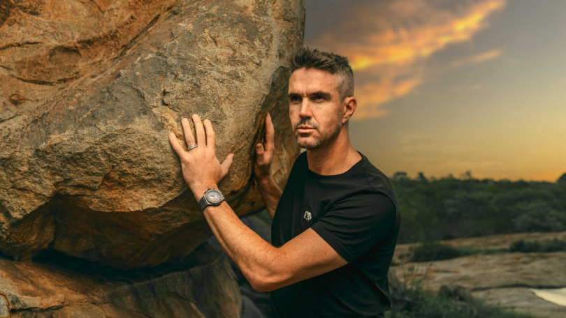 Kevin Pietersen 配戴Big Bang Unico SORAI犀牛灰限量錶位於南非 克魯格國家公園 （圖／品牌提供）