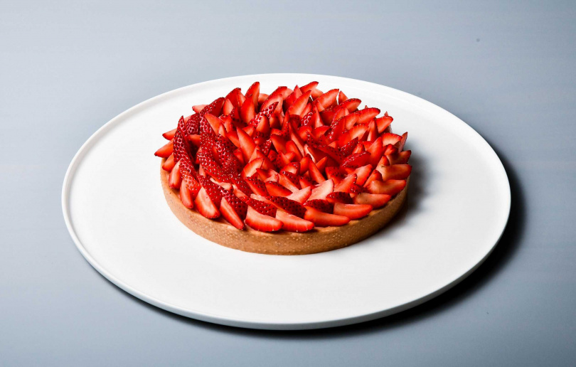 「季節草莓塔」是冬季推薦的法式塔類甜點，採低溫發酵草莓汁製作草莓卡士達，口感滑順且味道濃郁，預計販售至3月中。（1,180元）