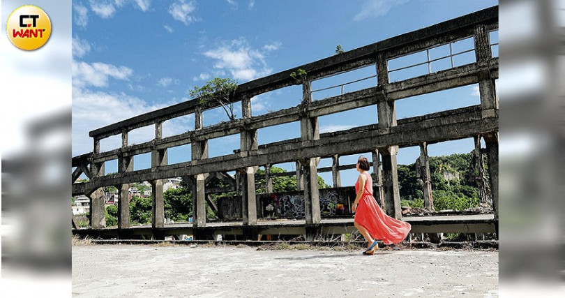 廢棄的阿根納造船廠，水泥石柱呈現荒涼的美感，成了拍照打卡熱點。（攝影／于魯光）