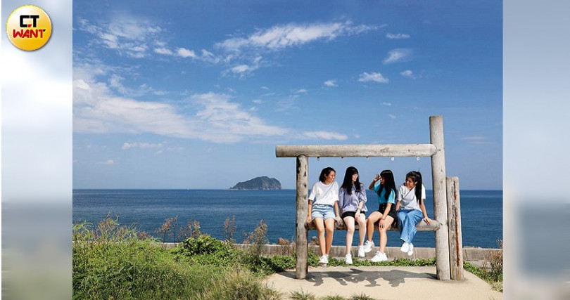 基隆嶼之窗位在潮境公園，不少遊客喜歡到此取景，或者透過窗戶般的裝置遠眺壯闊海景。（攝影／于魯光）