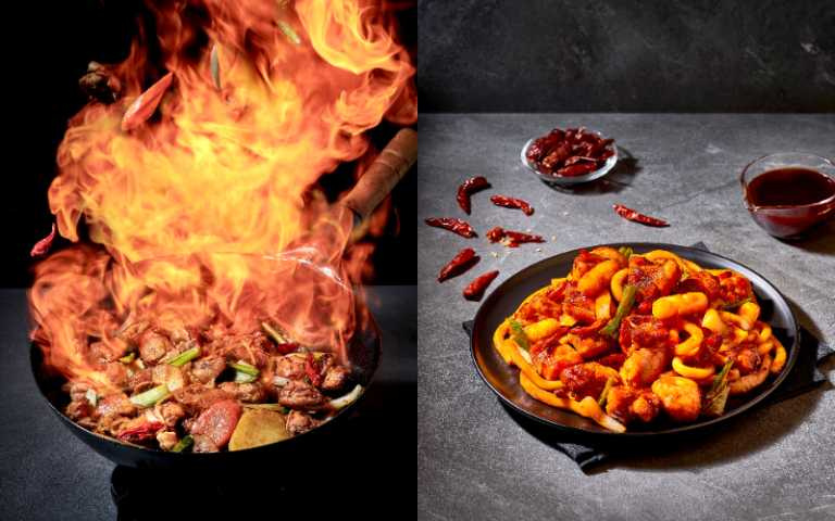 「甩鍋雞」特別以甩鍋的方式大火翻炒，讓雞肉皮脆焦香