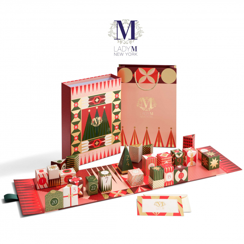 LADY M倒數月曆，節慶感十足的色調，以紅、綠、金色系為主軸，與您倒數美好聖誕，攤開兩側，即將迎來一場年度盛事。