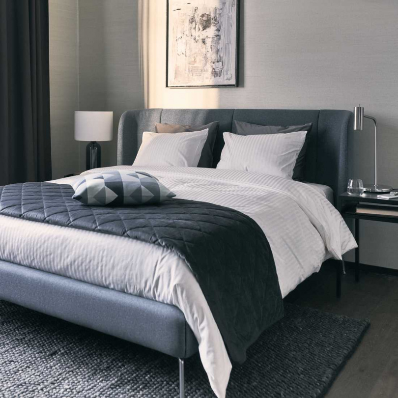 TUFJORD雙人軟墊式床框，優雅的深藍配色搭配金屬床腳，可調式床側板能輕鬆隨著不同厚度的床墊做調整，床下空間可以用來收納，百搭耐用又舒適。