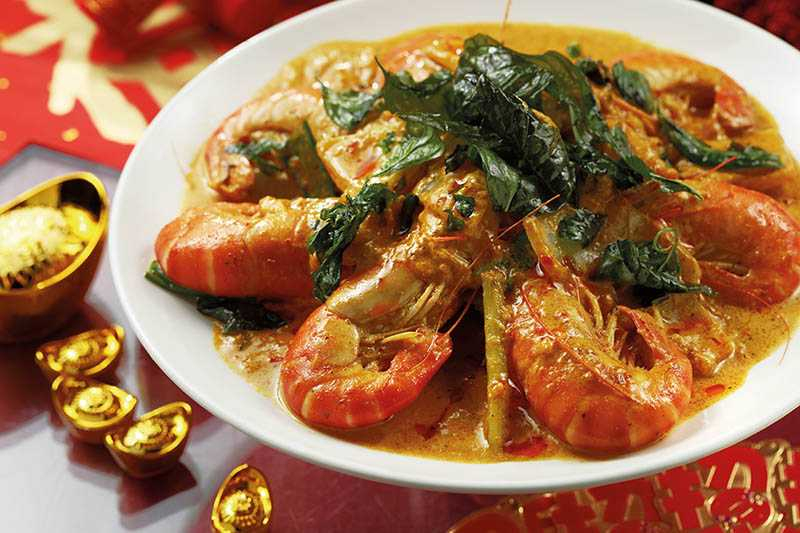 每天進貨活蝦，佐多種香料熱炒的「黃咖哩泰國蝦」。（400元）（圖／于魯光）