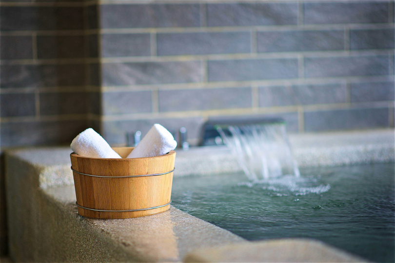 捷絲旅宜蘭礁溪館每間客房配有超大獨立溫泉湯池，讓旅人結束賞螢行程後享受療癒美人湯。